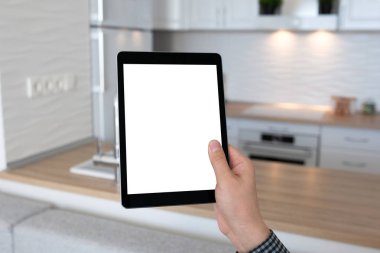 Tablet tutan adam el ekran arka plan ev Oda Takımı izole