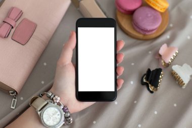 mücevher ve saat telefon izole ekran holding ile el