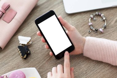 kadın el telefon ile izole perde masada tutarak