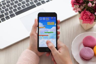 İPhone 7 Jet Black oyunu Super Mario çalıştırmak tutan kadın