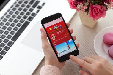 İPhone 7 Jet Black oyunu Super Mario çalıştırmak tutan kadın