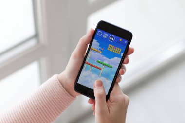 İPhone 7 Jet Black oyunu Super Mario çalıştırmak tutan kadın