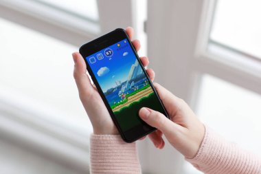 İPhone 7 Jet Black oyunu Super Mario çalıştırmak tutan kadın