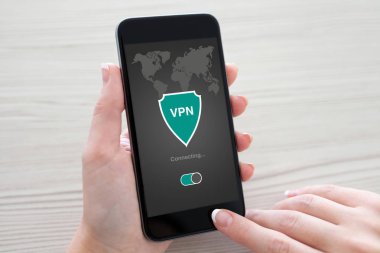 telefon app vpn oluşturma Internet iletişim kuralları protecti tutan kadın