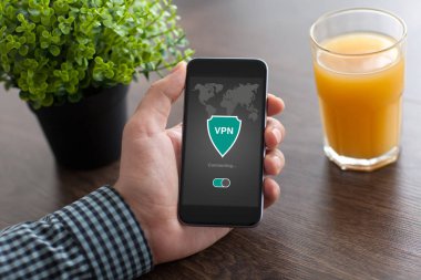 telefon app vpn oluşturma Internet iletişim kurallarını koruma tutan adam