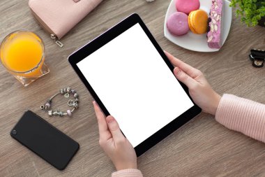 tablet bilgisayar Pc izole hem de telefon holding kadın eller