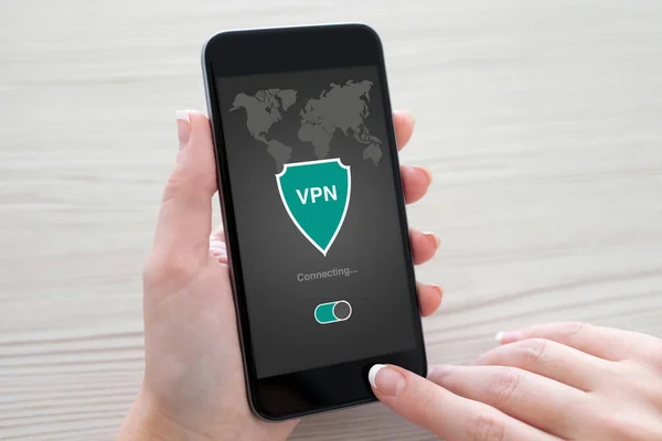 Telefon app vpn oluşturma Internet iletişim kuralları protecti tutan kadın — Stok fotoğraf