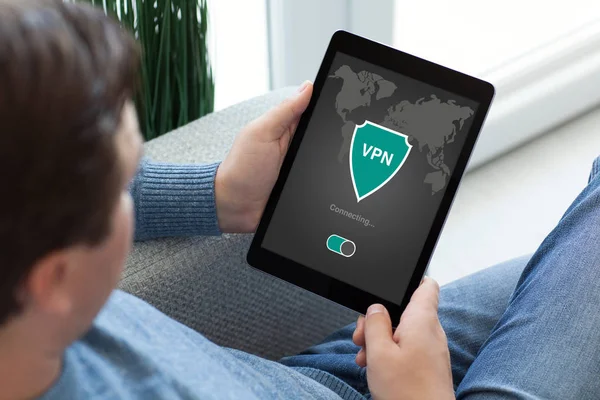 Man met tablet app VPN-creatie Internet protocollen protectio — Stockfoto