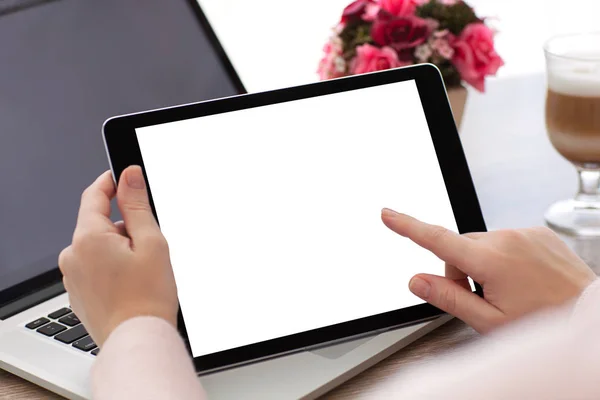 Kobieta ręce trzymając komputer typu tablet z laptopa na białym tle ekranu — Zdjęcie stockowe