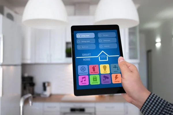 Manliga handen håller tablet app smart hem kök i hus — Stockfoto