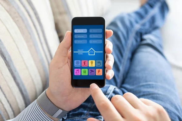 Man met telefoon met app smart home — Stockfoto