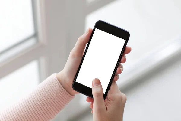 Vrouwen handen met telefoon met geïsoleerde scherm achtergrond windo — Stockfoto