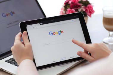 İPad Pro alanı gri sosyal ağ hizmeti Google tutan kadın