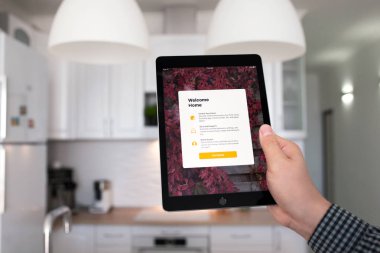 El tutma ipad app Home Pro alanı gri adam 