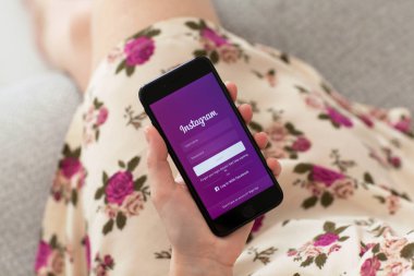 İPhone 7 tutan kadın sosyal hizmet Instagram Jet siyah 