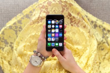 İPhone 7 tutan kadın el Jet Black IOS 10 ile