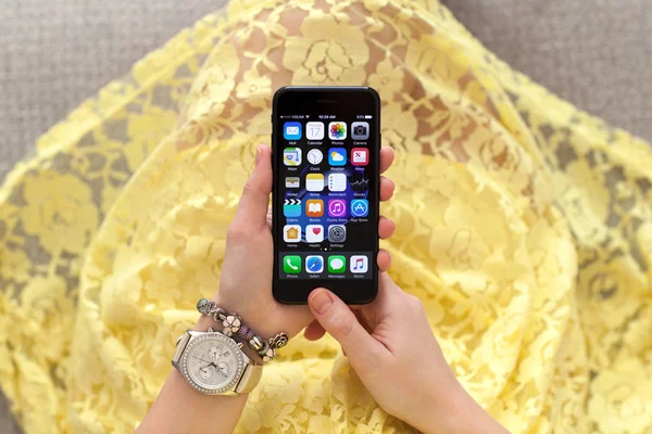 Femme main tenant iPhone 7 Jet Noir avec IOS 10 — Photo
