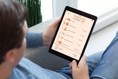 tablet bilgisayar teslim paket izleme uygulaması ile tutan adam