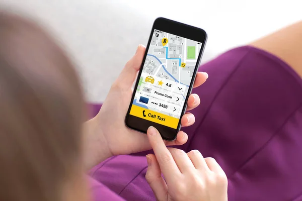 Kvinna i lila klänning anläggning telefon med ansökan ring taxi — Stockfoto