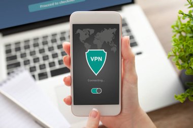 telefon app vpn oluşturma Internet iletişim kuralları protecti tutan kadın