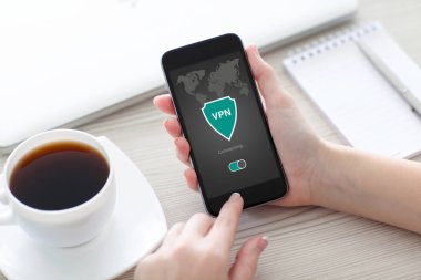 telefon app vpn oluşturma Internet iletişim kuralları protecti tutan kadın