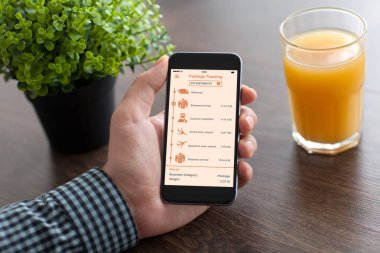 adam el telefon dağıtım paket izleme uygulaması ile tutarak