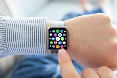 Adam akıllı dokunma izle ana ekran simgeleri apps ile eller 