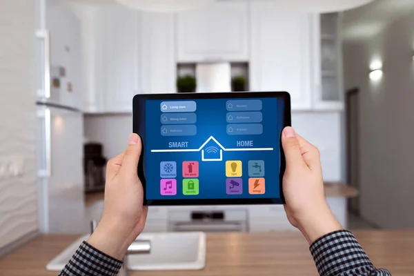 Чоловічі руки тримають планшет з додатком розумний домашній кухонний будинок — стокове фото