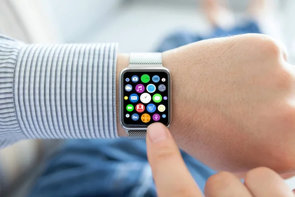 Homem mãos relógio de toque inteligente com aplicativos de ícones de tela inicial — Fotografia de Stock