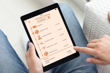 tablet bilgisayar teslim paket izleme uygulaması ile tutan adam