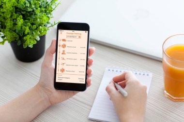 Kadın el telefon dağıtım paket izleme uygulaması ile tutarak