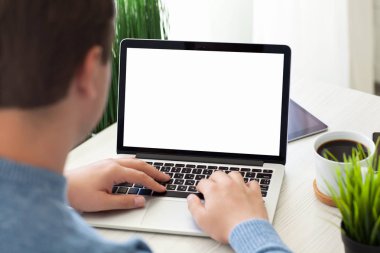 dizüstü bilgisayar izole perde ile resepsiyon odasında oturan adam