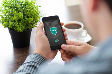 telefon app vpn oluşturma Internet iletişim kurallarını koruma tutan adam