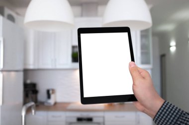 Erkek el holding tablet izole ekran mutfak ev ile
