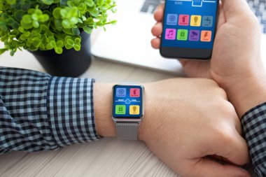 Adam izlemek ve telefon ile app akıllı ev tutan eller