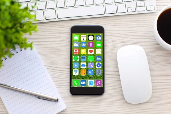 Tastatur-Touchphone mit Home-Screen-Symbolen Apps Tisch Büro — Stockfoto