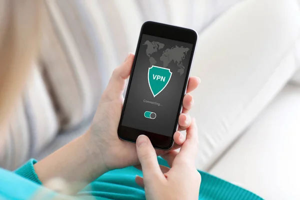 Frau hält Telefon-App vpn Schaffung Internet-Protokolle protecti — Stockfoto