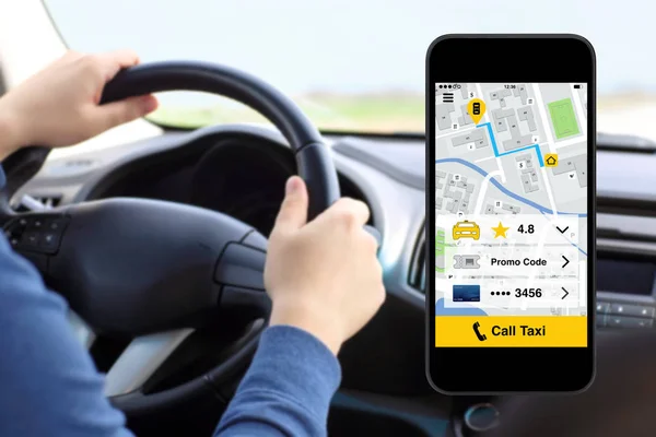 Téléphone avec application appel taxi écran arrière-plan homme conduite c — Photo