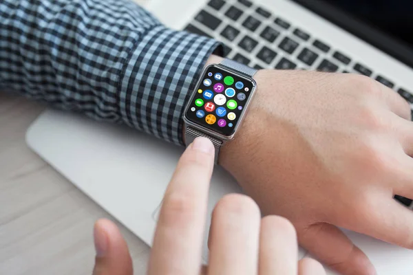 Homem mãos relógio de toque inteligente com aplicativos de ícones de tela inicial — Fotografia de Stock