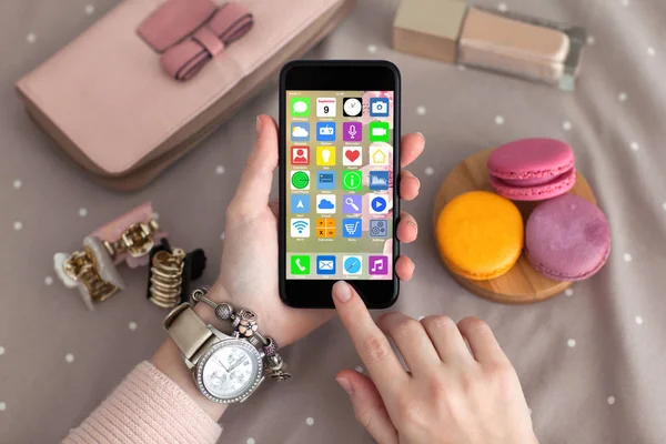 Šperky ženské ruce drží telefon s domovskou obrazovku ikony aplikace — Stock fotografie