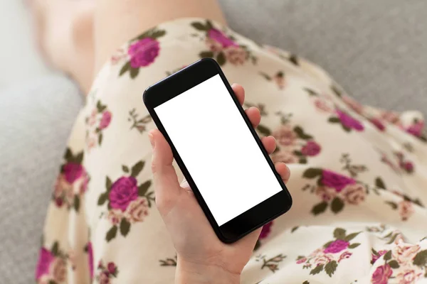 Mulher em vestido floral impressão segurando telefone com tela isolada — Fotografia de Stock