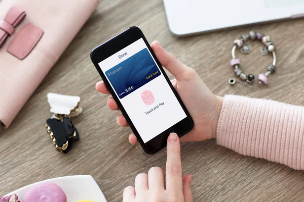 Bankamatik kartı app touch ücretli telefon tutarak el — Stok fotoğraf