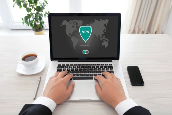 Man met laptop app VPN-creatie internetprotocollen beschermen — Stockfoto