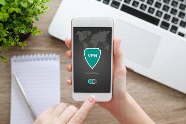 telefon app vpn oluşturma Internet iletişim kuralları protecti tutan kadın