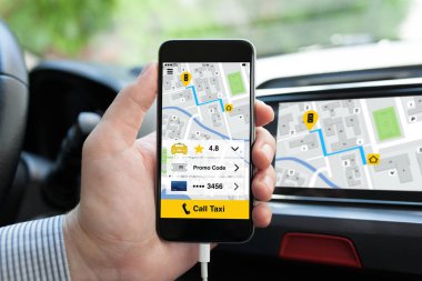 adam elinde telefon uygulama arama taksi tutarak araba