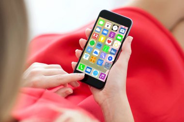 telefon ile ev perde simgeler apps tutan kadın kırmızı elbise