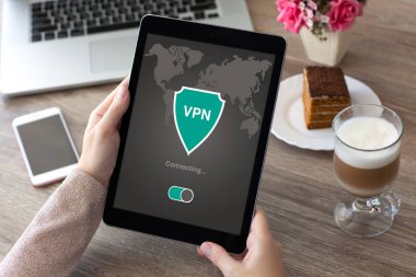 Tablet app vpn oluşturma Internet iletişim kuralları korumak tutan kadın