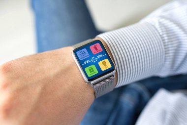 Adam el dikkat ile app akıllı ev ekranda