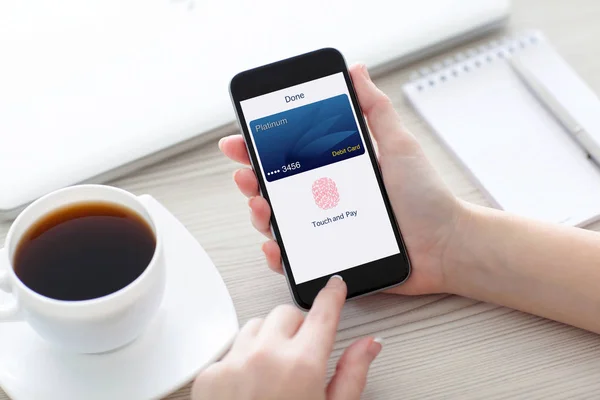 Women hands holding phone with debit card app touch pay — Stock Photo, Image