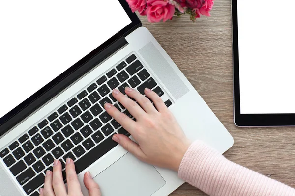 Manos hembra ordenador portátil teclado tableta PC con sc aislado — Foto de Stock